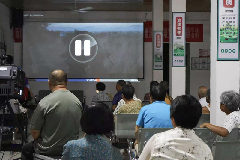 村民们集中观看电影。