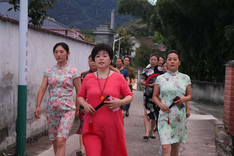 旗袍秀队伍在街道走秀。