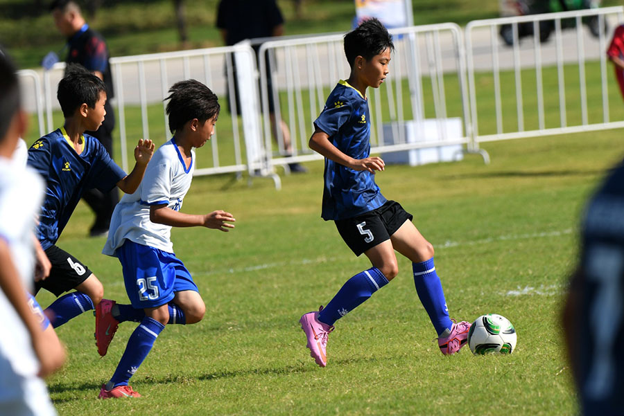 2025年7月8日,在安徽省合肥市駱崗公園“夢想大草坪”舉辦的2025合肥市青少年足球聯賽上,少年球員在綠茵場上競技。