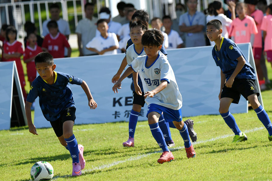 2025年7月8日，在安徽省合肥市駱崗公園“夢想大草坪”舉辦的2025合肥市青少年足球聯賽上，少年球員在綠茵場上競技。
