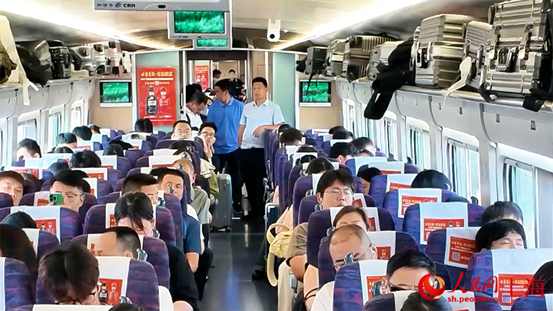 不少乘客沒買到坐票，站在車廂接口處。人民網 顧海民攝