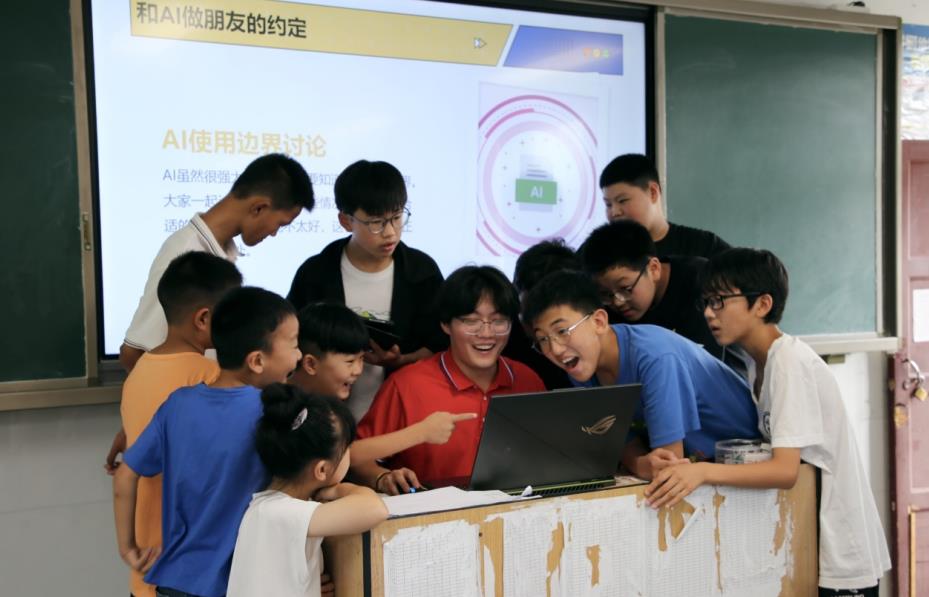 7月9日，金寨县花石实验学校，滁州学院支教队员教孩子们使用AI工具。曹纯摄