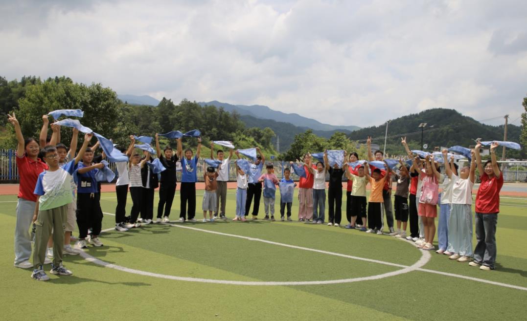 7月9日，金寨县花石实验学校，孩子们在支教队员指导下展示扎染成果。曹纯摄