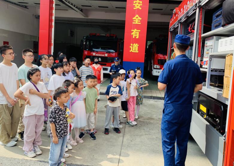 參觀消防車和消防裝備。南譙區委宣傳部供圖