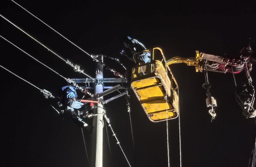 7月8日，濉溪縣供電公司搶修人員正在開展帶電搶修。毛小龍攝