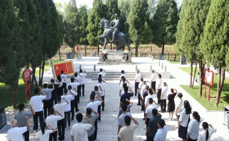新兴镇组织党员走进新四军第四师纪念馆重温入党誓词。中共亳州市委党史和地方志研究室供图