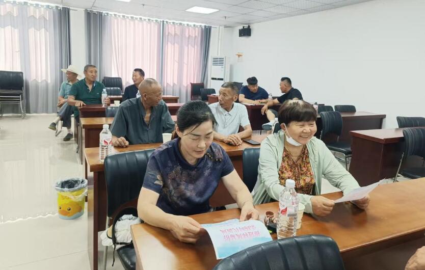 三張社區向黨員和群眾代表發放宣傳彩頁。靈宣供圖