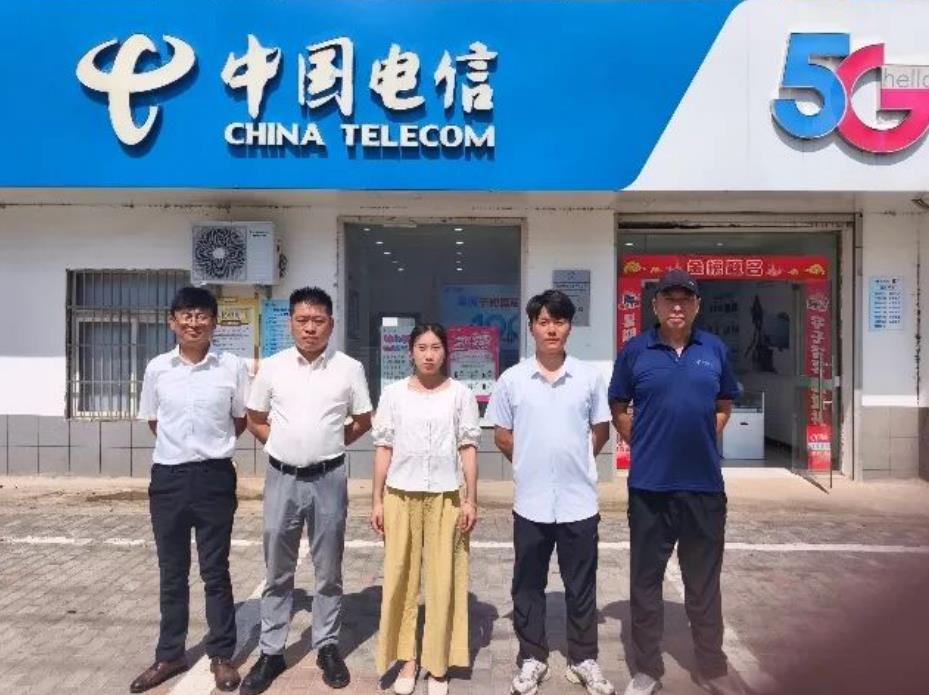 营业部目前总共14人，从左至右依次是参与救人的营业部副主任左献伟、副主任董叶明、销售经理唐梦玉、渠道经理杨一名、装维班长戴安徽