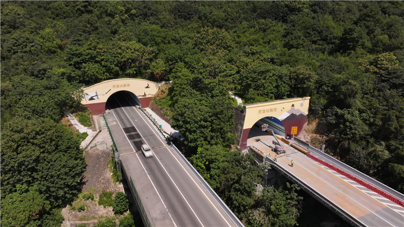 S81宣城繞城高速營盤山隧道集中養護工程圓滿收官。