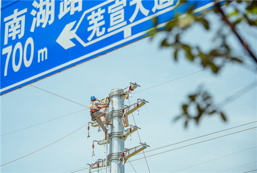 奮戰高溫架線忙 跑出低空“加速度”。