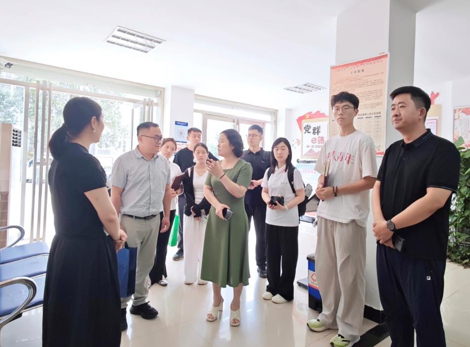 大学生们实地参观社区。亳州高新区供图