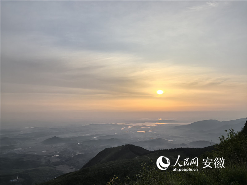 三公山上眺望远方，景色一览无余。人民网记者 汪瑞华摄