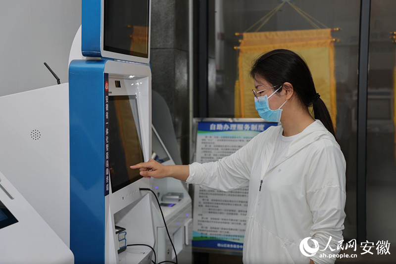 市民在自助服务区操作着机器。人民网记者 王晓飞摄