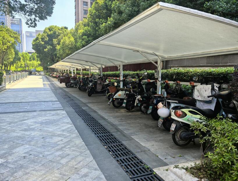 改造的非機動車停車區。西杭社區供圖