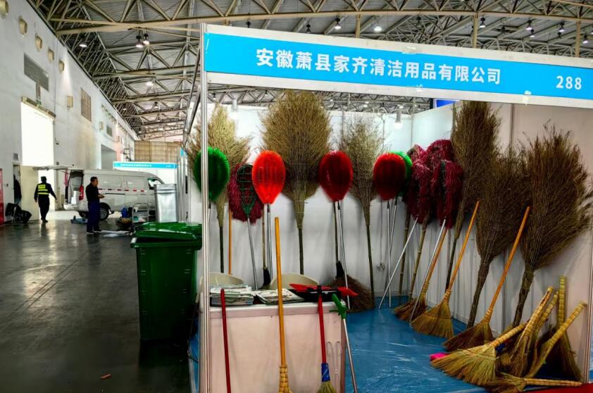 余得水的掃把加工車間。