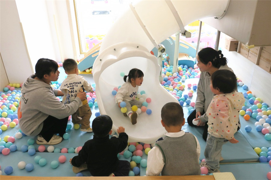 升級后的幼兒園游玩設施。