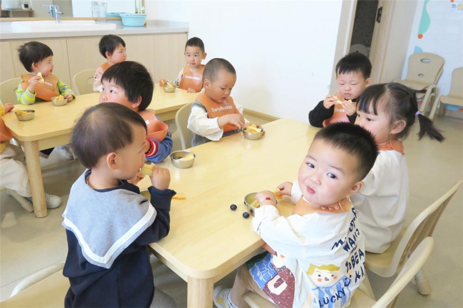 在園幼兒樂享校園餐。