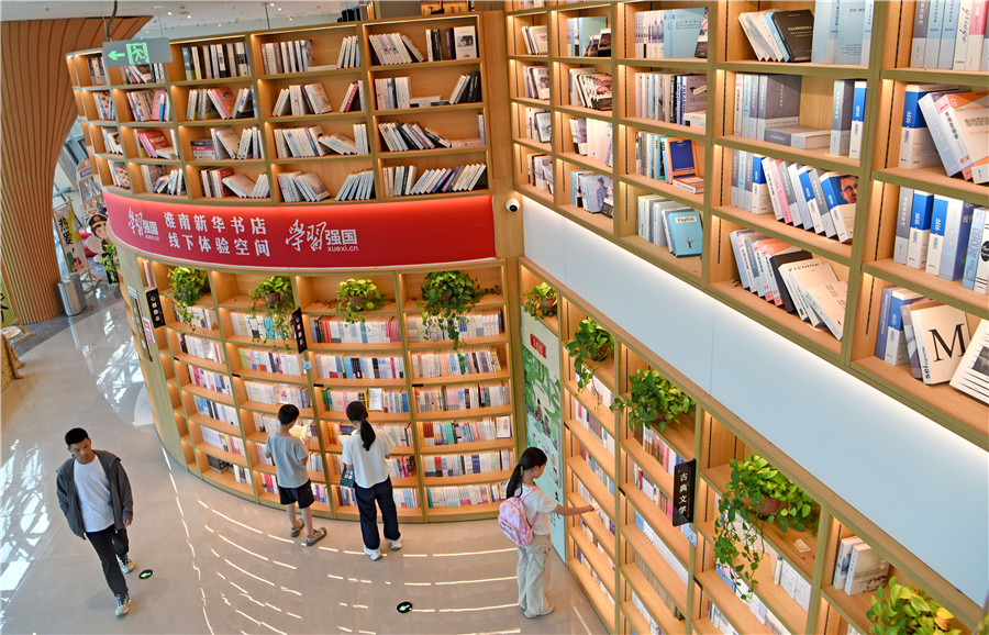 安徽省淮南市新华书店人民公园店内，市民在凉爽舒适的环境中享受书香。