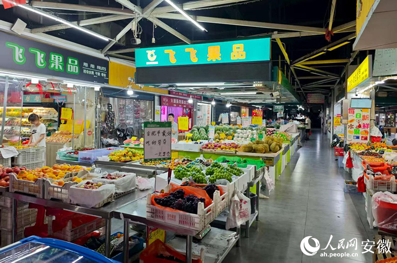 整治后的曙光路菜市场。人民网记者 周坤摄
