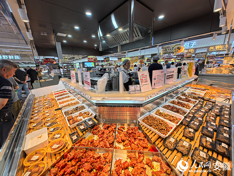 在熟食区，汇集了各类“大江市集卤味”。人民网记者 汪瑞华摄