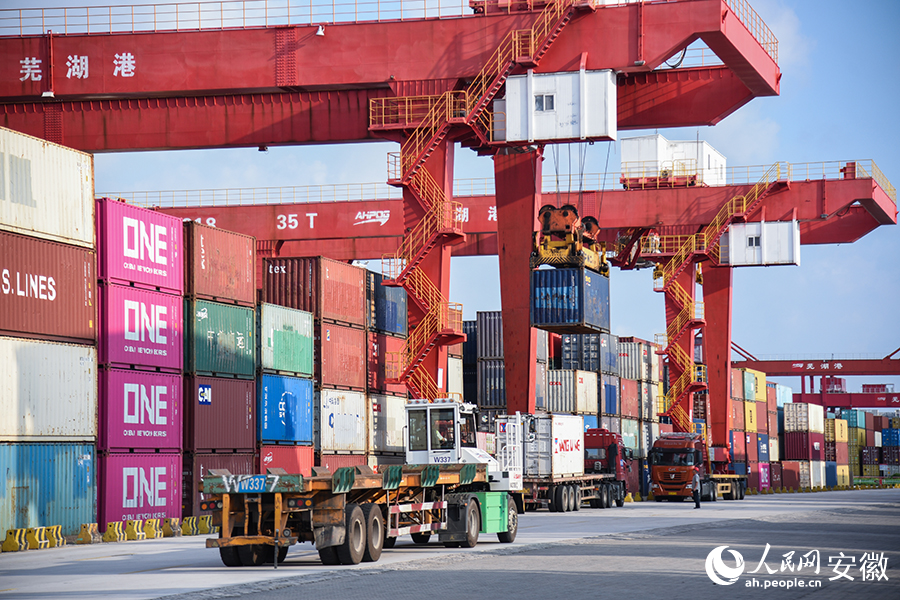 芜湖港的集装箱堆场内,场桥设备正在进行装卸作业。人民网记者 李希蒙摄