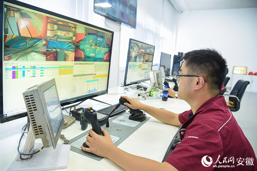 芜湖港务公司场桥司机正在中控室内远程遥控设备进行装卸作业。人民网记者 李希蒙摄