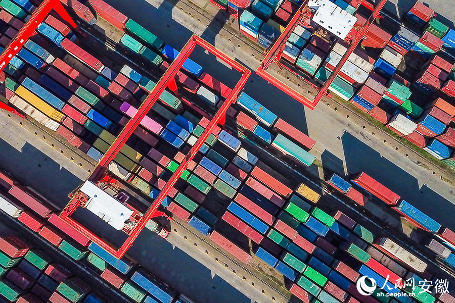 繁忙的芜湖港。人民网记者 李希蒙摄