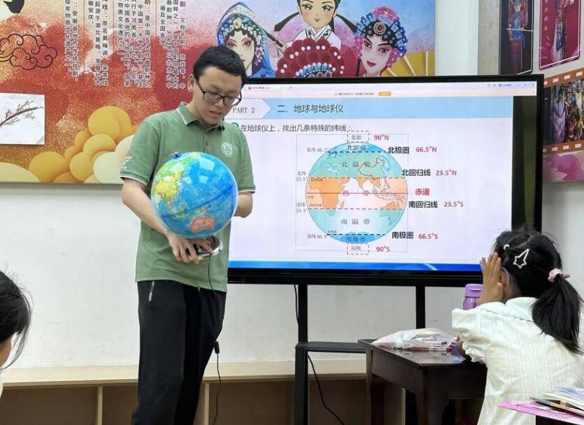 志愿者正在为孩子们介绍地理知识。