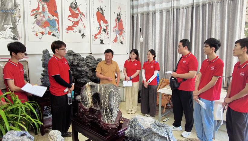 调研团队走进钟馗画非遗工坊。