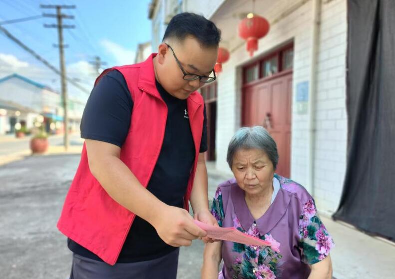 發放宣傳手冊。