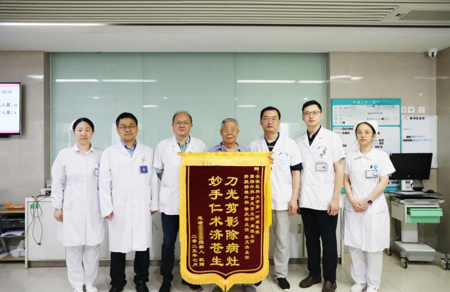 贈送錦旗。