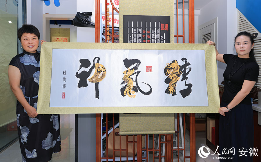 剪纸作品展示。人民网记者 王晓飞摄