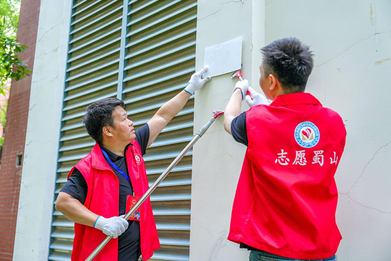 志願者正在清理小廣告。