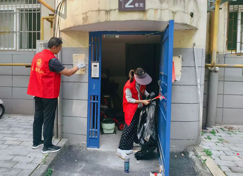 7月19日，蜀山區機關干部職工來到稻香村街道老舊小區，拉網式排查並同時開展清理，提升群眾生活環境和小區文明形象。