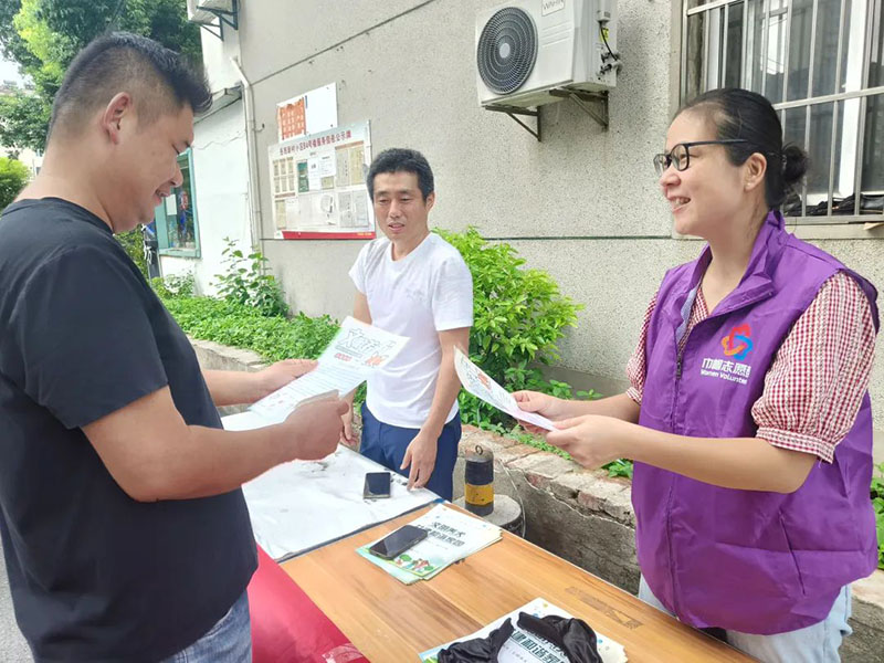 7月19日上午，蜀山區機關干部職工來到西園街道岳西新村社區，與街居、物業人員、志願者共同整理小區環境，並開展多主題政策宣傳，提升居民知曉度和參與感。