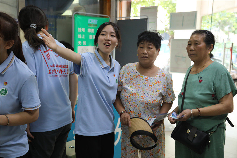 义诊活动现场。