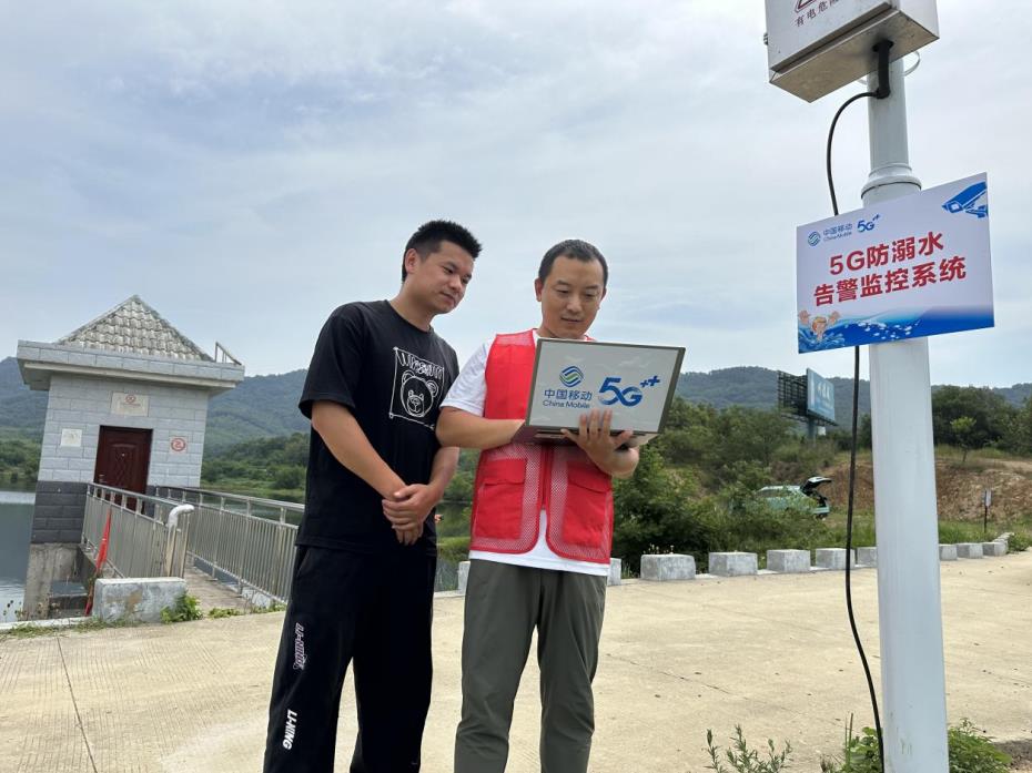安徽移动工作人员正在搭建5G防溺水视频监管系统。安徽移动供图