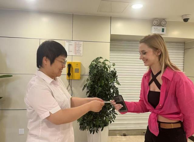 深夜吞卡遇困，服务暖心解忧。
