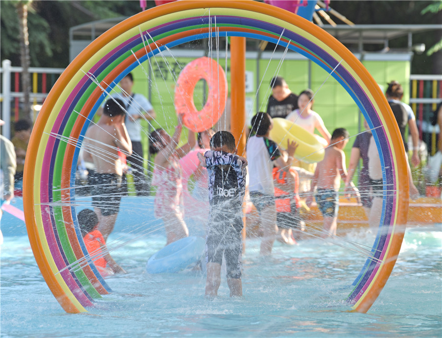 小朋友在安徽省淮南酷仔游乐园内戏水。