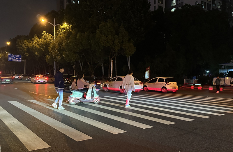  “智能斑馬線”。濱湖家園供圖
