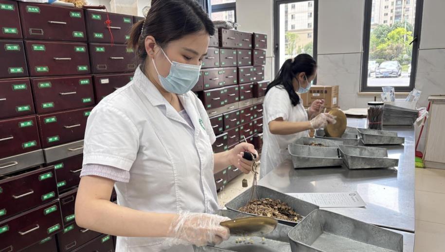 東至縣中醫醫院藥房工作人員正在配制中藥包。施誠攝
