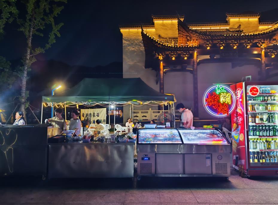 新火村为牯牛降夏日游添“新火”。