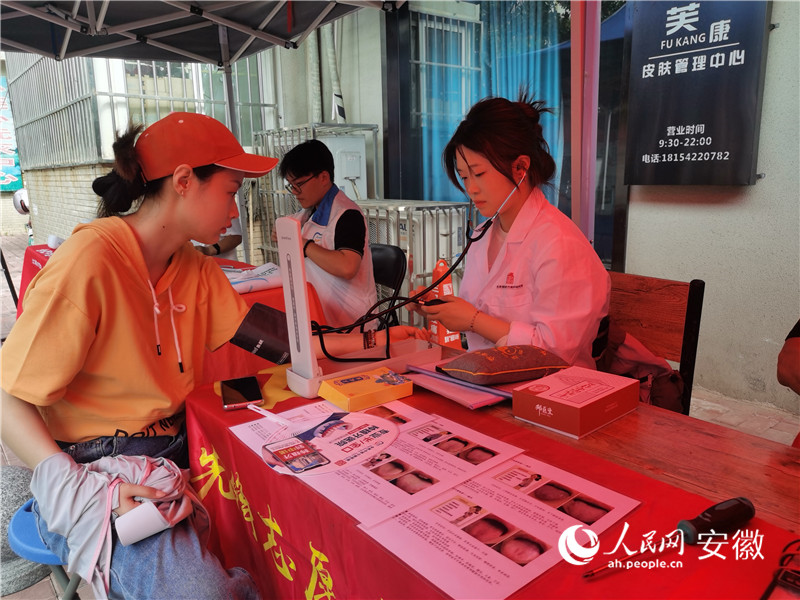 醫務工作者為社區居民免費測血壓。人民網 胡雨鬆攝