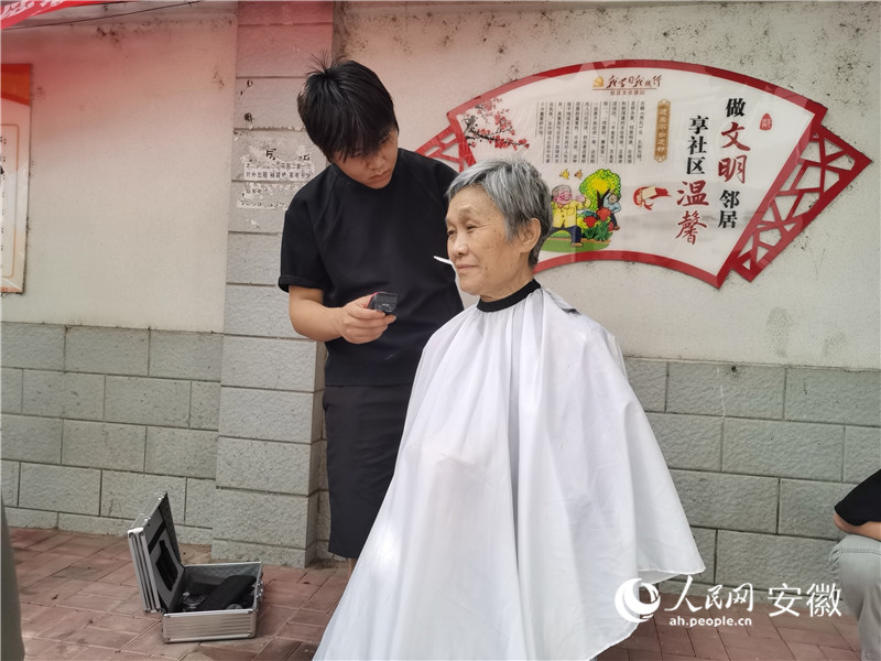小橋灣社區理發師在為居民提供免費理發服務。人民網 胡雨鬆攝