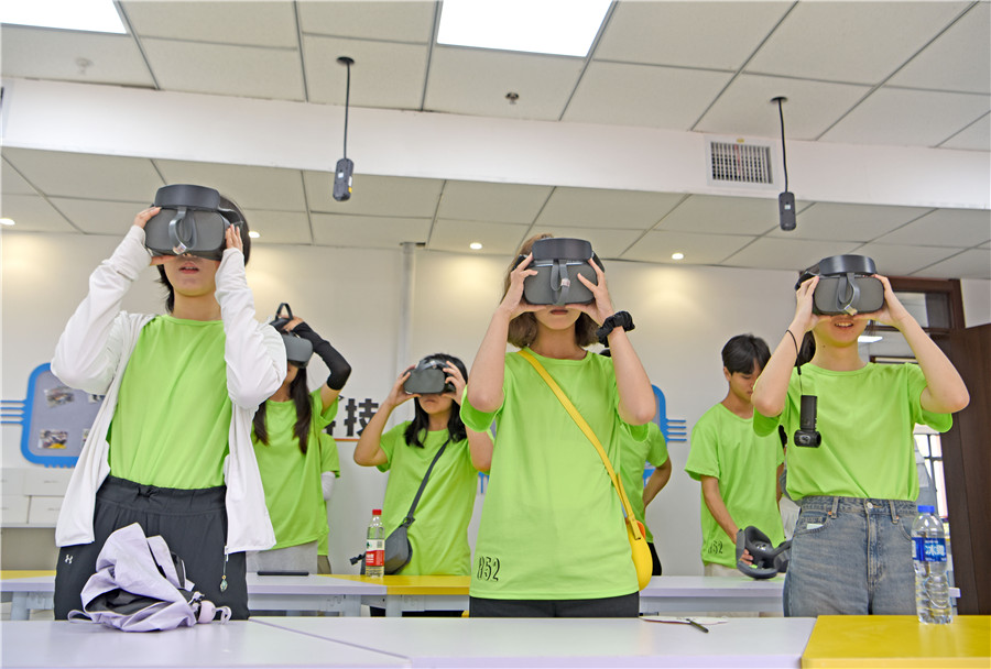体验VR眼镜。