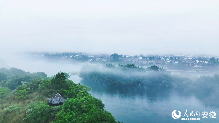 桃花潭远山含黛，近水含烟。人民网 郭昊摄