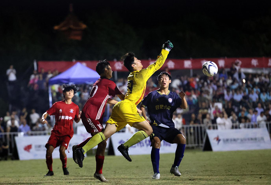 绿茵少年在合肥市青少年足球联赛U18组决赛中征战。解琛摄