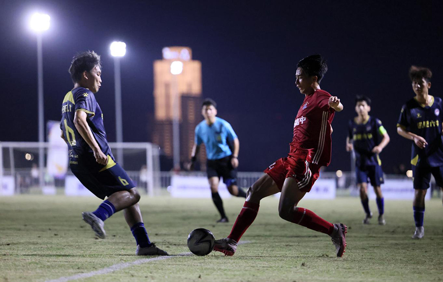 绿茵少年在合肥市青少年足球联赛U18组决赛中征战。解琛摄