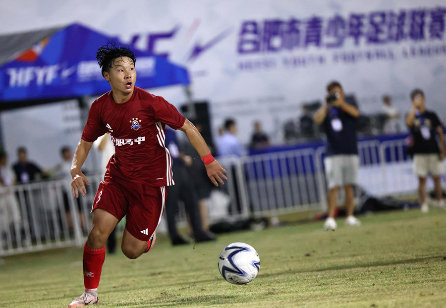 绿茵少年在合肥市青少年足球联赛U18组决赛中征战。解琛摄