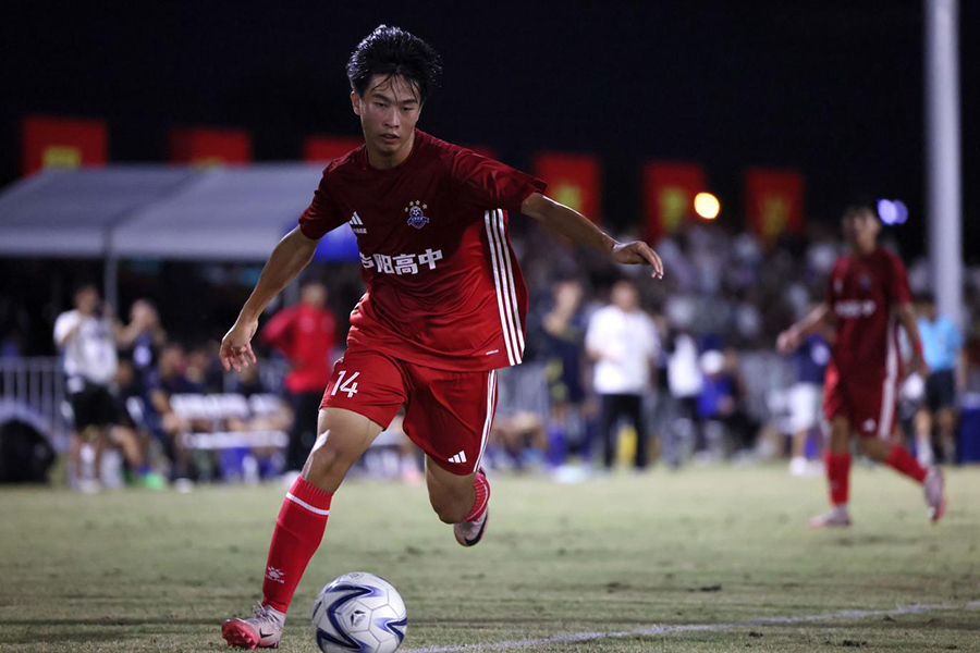 绿茵少年在合肥市青少年足球联赛U18组决赛中征战。解琛摄